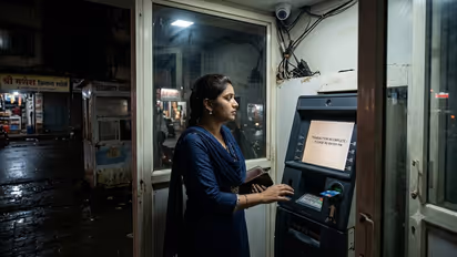 ATM Fraud: एटीएममध्ये लपवला वॉकी-टॉकी, महिलेला गंडवून उडवले २.९ लाख