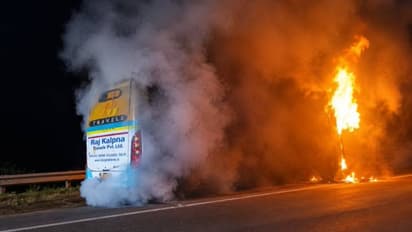 greater noida bus fire yamuna expressway 9 dead eyewitness rinki rajput photo video