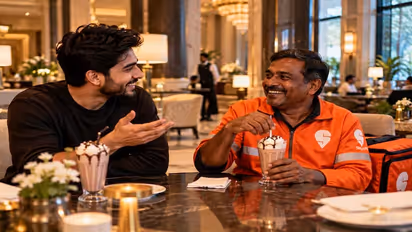 Swiggy Delivery Boy: डिलीवरी पार्टनर को पहली बार 5 स्टार होटल ले गया शख्स, मिल्कशेक पीते ही चेहरे पर आई मुस्कान
