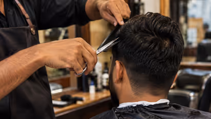 Mumbai Barber : मुंबईत एका न्हाव्याची महिन्याची कमाई 1 लाख रुपये, सरकारी नोकरीलाही दिला नकार