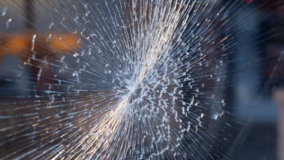 Tempered Glass Business: स्वयंपाक्याच्या मुलाची कमाल! टेम्पर्ड ग्लास बनवून महिन्याला कमवतोय 60 हजार