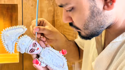 Durga Puja 2026: दिवसा कोर्टात वकिली, रात्री कलेची साधना! वकिलाने साकारली मेणाची दुर्गा