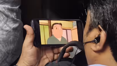 Doraemon Viral Video: खचाखच भरी लोकल ट्रेन में डोरेमोन देख रहा था शख्स, वीडियो वायरल
