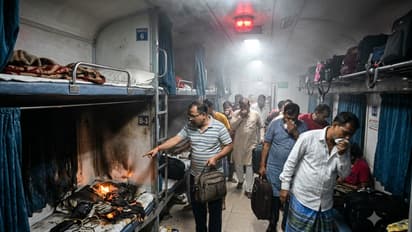 Mumbai Howrah Mail Power Bank Blast: AC Coach Fills with Smoke After Device Explodes, Passengers Panic