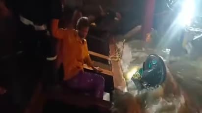Viral Video : झेप्टोचा डिलिव्हरी बॉय बाईकसह उघड्या नाल्यात पडला, थरारक रेस्क्यूचा व्हिडीओ व्हायरल