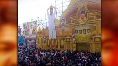 அடங்காத விஜய் ரசிகர்கள்... விழுப்புரத்தில் ஒட்டப்பட்ட சர்ச்சை போஸ்டரால் பரபரப்பு...!