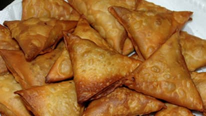 സമൂസയിൽ കോണ്ടം, ഗുട്ക, കല്ല്; അഞ്ച് പേർക്കെതിരെ കേസ്, മനപ്പൂർവ്വം ആളെവിട്ട് നിറപ്പിച്ചതെന്ന് പൊലീസ്