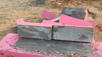 కేసిఆర్ శిలాఫలకానికి ఏ గతి పట్టిందో చూడండి