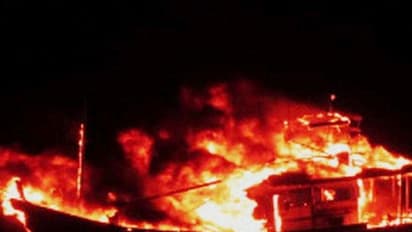 ಮೀನುಗಾರಿಕಾ ಬೋಟ್`ಗೆ ಬೆಂಕಿ: ಒಬ್ನನ ಸಾವು