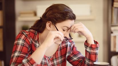 10 நிமிடத்தில் கண்சொர்வை இப்படியும் அகற்றலாமா..? அலுவலகத்தில் கூட இதை செய்யலாம்....