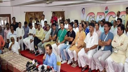 குஜராத் புறப்படும் 44 காங்கிரஸ் எம்.எல்.ஏ.க்கள்