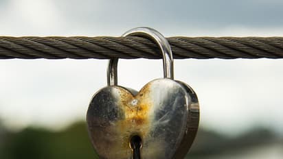 അവര് വേര്പിരിയുന്നില്ല, കെട്ടിപ്പുണര്ന്ന് കടപ്പുറത്തു ചത്ത് മലയ്ക്കുന്നില്ല