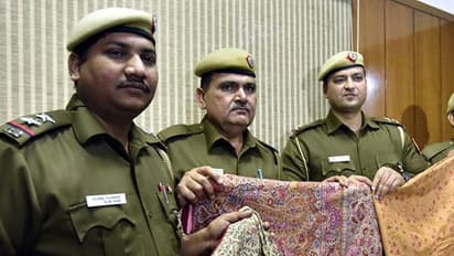 ധൂം സിനിമ പ്രചോദനമായി; ഋത്വിക് റോഷനെ അനുകരിച്ച് മ്യൂസിയത്തില് നിന്ന് 2 കോടിയുടെ ഷാള് മോഷ്ടിച്ച യുവാക്കള് പിടിയില്