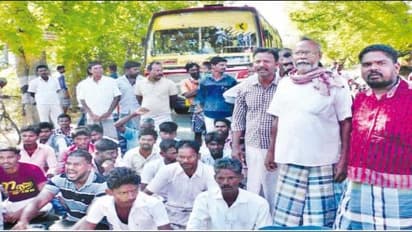 குடிநீரும் இல்லை, சாலையும் இல்லை, புகார் கொடுத்தா நடவடிக்கையும் இல்லை – போராட்டத்தில் குதித்த மக்கள்…