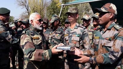 ராணுவத்தினருடன் காஷ்மீரில் தீபாவளி கொண்டாடிய மோடி