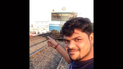 సెల్ఫీ పిచ్చితో ఏం చేసిండో తెలుసా ? (వీడియో)