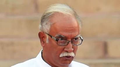 బాలయ్య దారిలోనే...: మహిళ చెంప చెల్లుమనిపించిన అశోక్ గజపతి రాజు