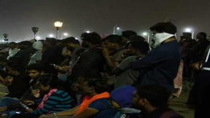 முகத்தில் துணி கட்டிக்கொண்டு மெரீனாவில் விஜய் - யாருக்கும் தெரியாமல் மக்களோடு மக்களாக போராட்டம்