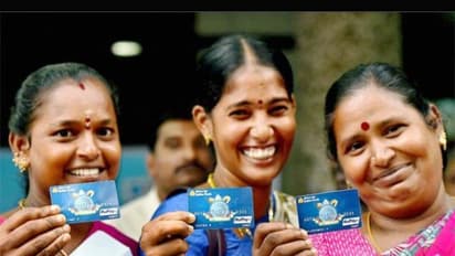 ‘சரக்கு’ அடிப்பது குறைஞ்சிடுச்சாம்! கிராமங்கள்ல ஜன்தன் வங்கிக் கணக்குல பணத்த போடுறாங்களாம்...!