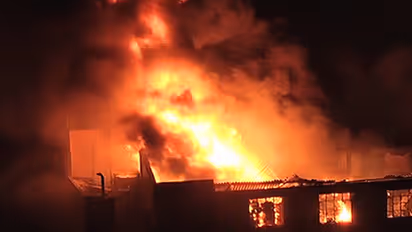 (Video)ಬೆಂಗಳೂರಿನಲ್ಲಿ 4 ಅಂತಸ್ತಿನ ಗಾರ್ಮೆಂಟ್ಸ್ ಕಟ್ಟಡಕ್ಕೆ ಬೆಂಕಿ