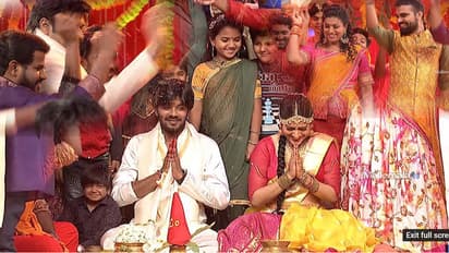 ఎట్టకేలకు నాగబాబు రోజా సమక్షం లో పెళ్లి తో ఒక్కటైన సుడిగాలి సుధీర్ రేష్మి( వీడియో)