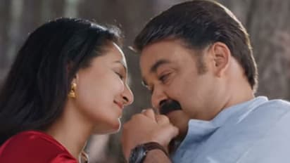 മോഹന്ലാലും മഞ്ജു വാര്യരും ഒന്നിച്ചുള്ള മനോഹരമായ ഗാനരംഗം കാണാം