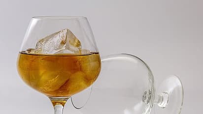 17 ഗ്ലാസുകളില് ഒരേ സമയം മദ്യം മിക്സ് ചെയ്യുന്ന അപൂര്വ്വ പ്രകടനം