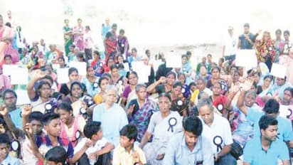 காவிரி ஆற்றில் அமர்ந்து மகளிர் அமைப்பினர் கவன ஈர்ப்பு போராட்டம்...