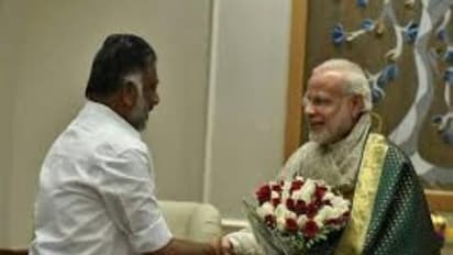 பிரதமர் மோடியின் தாயார் மறைவு..! முதல் ஆளாக குஜராத்திற்கு பறந்தார் ஓபிஎஸ்