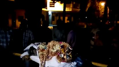 ಶವಸಂಸ್ಕಾರಕ್ಕೆ ವಿರೋಧ; ಜಿಲ್ಲಾಧಿಕಾರಿ ಕಚೇರಿ ಮುಂದೆ ಶವವಿಟ್ಟು ಪ್ರತಿಭಟಿಸಿದ ದಲಿತರು