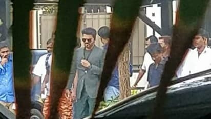 மாஸான லுக்கில் விஜய்! – லீக் ஆனா புகைப்படம் சமூக வலைதளங்களில் செம்ம வைரல்!