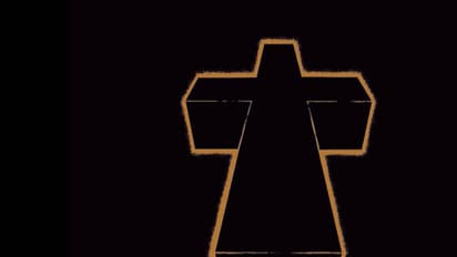 യുവതിയുടെ കല്ലറയില് നിന്നും അലര്ച്ച; തുറന്നു നോക്കിയ നാട്ടുകാര് കണ്ടത്