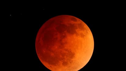 Blood Moon ৮০ বছর পর পূর্ণগ্রাস চন্দ্রগ্রহণে বিরল কাকতালীয় যোগ, এই রাশিগুলির থাকতে হবে সতর্ক