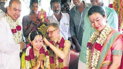 இந்து கலாச்சாரம் எங்களுக்கு ரொம்ப பிடிக்கும்…..தாலி கட்டி திருமணம் செய்து கொண்ட வெளிநாட்டு காதலர்கள்….