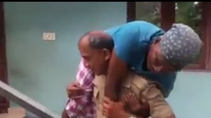വെള്ളം കയറി വീട്ടിൽ അകപ്പെട്ട വൃദ്ധനെ തോളിലേറ്റി പൊലീസുകാരൻ; വീഡിയോ കാണാം
