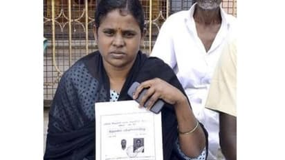 கணவருடன் சேர்த்து வையுங்க! திருமண சான்றிதழுடன் இளம்பெண் போராட்டம்!