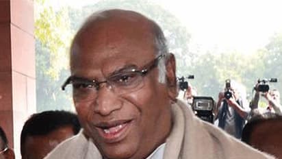 ನಾನು, ಧರಂ ಸಿಂಗ್ 50 ವರ್ಷಗಳ ಕಾಲ ಜೊತೆಯಾಗಿಯೇ ಇದ್ದೆವು; ಧರಂ ಬಗ್ಗೆ ಖರ್ಗೆ ನೆನಪಿನಾಳದ ಮಾತುಗಳಿವು