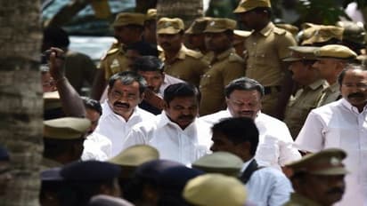 கட்சியிலும் ஆட்சியிலும் மன்னார்குடி உறவினர்களின் ஆதிக்கத்திற்கு முற்றுப்புள்ளி... உற்சாகத்தில் அமைச்சர்கள்!