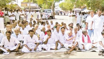 பயிர்க் காப்பீடு தொகை தராததால் சாலை மறியலில் குதித்த நான்கு கிராம விவசாயிகள்…