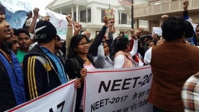 நீட் தேர்வை தொடர்ந்து எதிர்க்கும் மாணவர்கள் - கோவையில் விடிய விடிய தர்ணா போராட்டம்