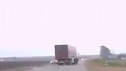 ಹೈವೆಯಲ್ಲಿ ಲಾರಿಗೆ ಅಡ್ಡ ಬಂದ ಅದೃಶ್ಯ ಮಾನವ... !