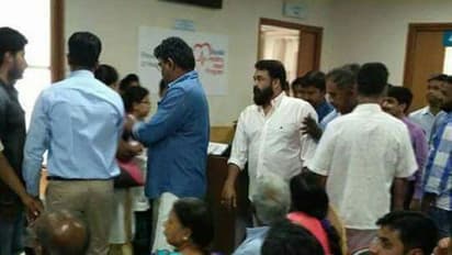 താരജാഡയില്ലാതെ സാധാരണക്കാരൊടെപ്പം ആശുപത്രി ഒപി ക്യൂവില് മോഹന്ലാല്, ചിത്രങ്ങള് കാണാം