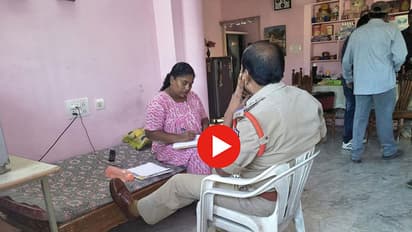 ఈ పోలీస్ మీద వేటు (వీడియో)