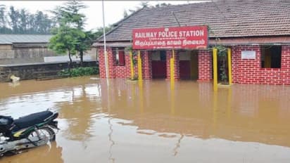 ஊட்டியில் காட்டுத்தனமாக கொட்டித் தீர்த்த மழை; காவல் நிலையம் கூட நீரில் மூழ்கியது…