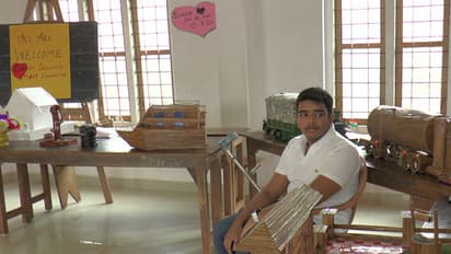 പാഴ്വസ്തുക്കളില് നിന്ന് വീട് മുതല് വിമാനം വരെ നിര്മ്മിച്ച് ഈ ഭിന്നശേഷിക്കാരന്