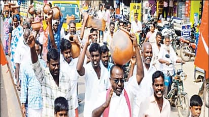 மண்பாண்ட பொருட்களை வாங்க மக்களிடம் விழிப்புணர்வு ஏற்படுத்த வேண்டும் - மண்பாண்ட தொழிலாளர்கள் போராட்டம்...