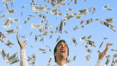 రోడ్లపై కరెన్సీ నోట్లు: వాహనాలు ఆపి తీసుకొన్న జనం, ట్రాఫిక్ జామ్