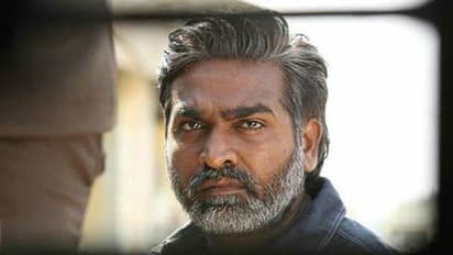 ആരാധകനൊപ്പം നിലത്തിരുന്ന് വിജയ് സേതുപതി- ചിത്രങ്ങള് വൈറല്