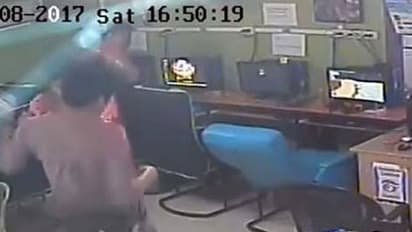 പിന്നില്‍ കടിക്കാന്‍ ശ്രമിച്ച പാമ്പിനോട് യുവാവ് ചെയ്തത്