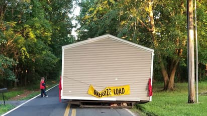 വീടൊക്കെ ഇങ്ങനെ റോഡിലുപേക്ഷിക്കാമോ?